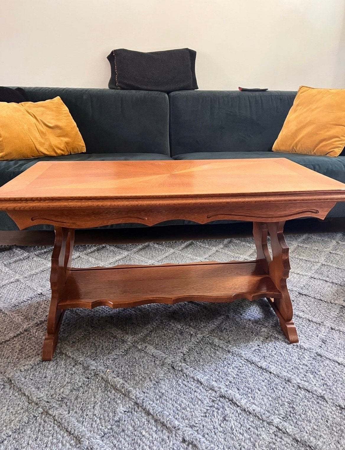 Klassieke houten salontafel met sierlijke details, Ophalen, 50 – 75, Gebruikt, 50 tot 100 cm
