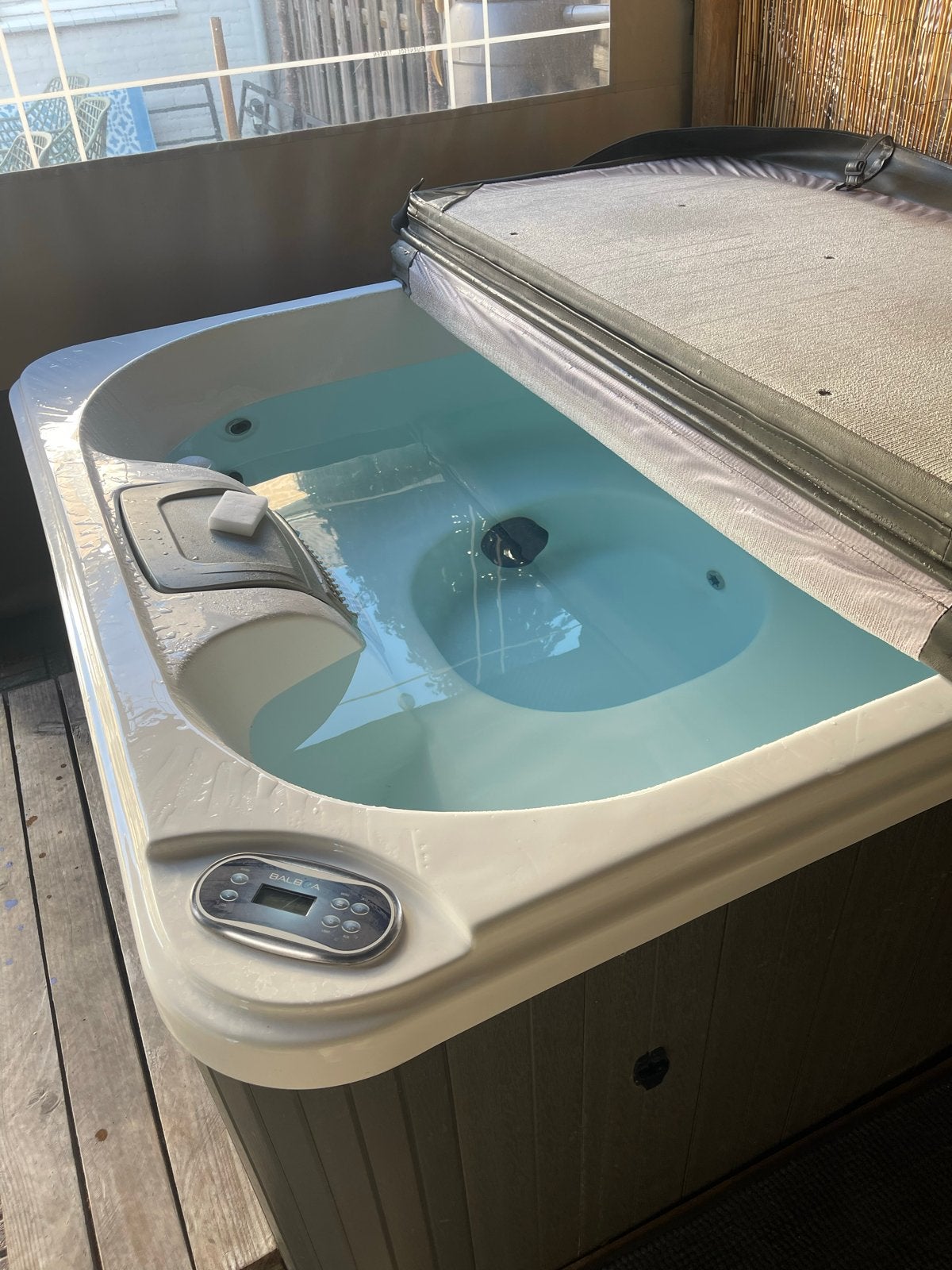 W'eau Skye spa Jacuzzi met geisoleerde deksel 4 persoons, Tuin en Terras, Ophalen, Zo goed als nieuw, Afdekzeil, Vast
