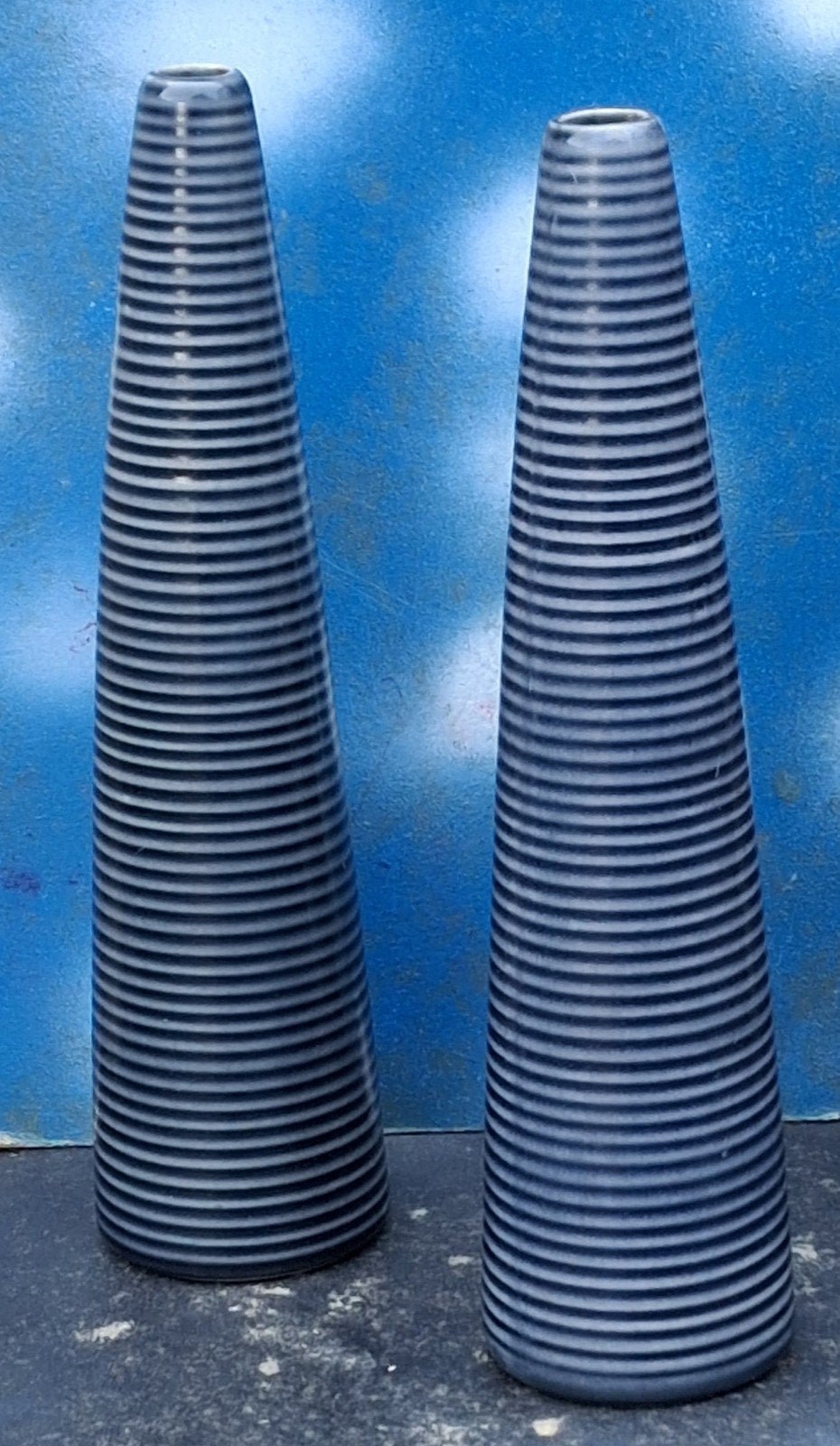 IKEA. Black/gray ring bud vase. 1202111. 25 cm. 2 st., Huis en Inrichting, Woonaccessoires | Vazen, Ophalen, Met patroon/structuur
