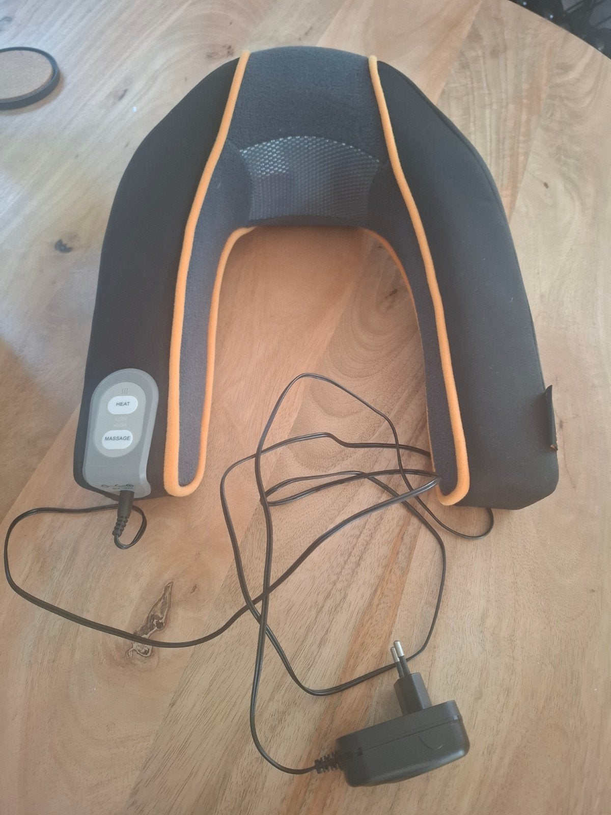 Medisana Nek Massager MNV CF6808 met Warmtefunctie, Sport en Fitness, Ophalen, Zo goed als nieuw, Apparaat