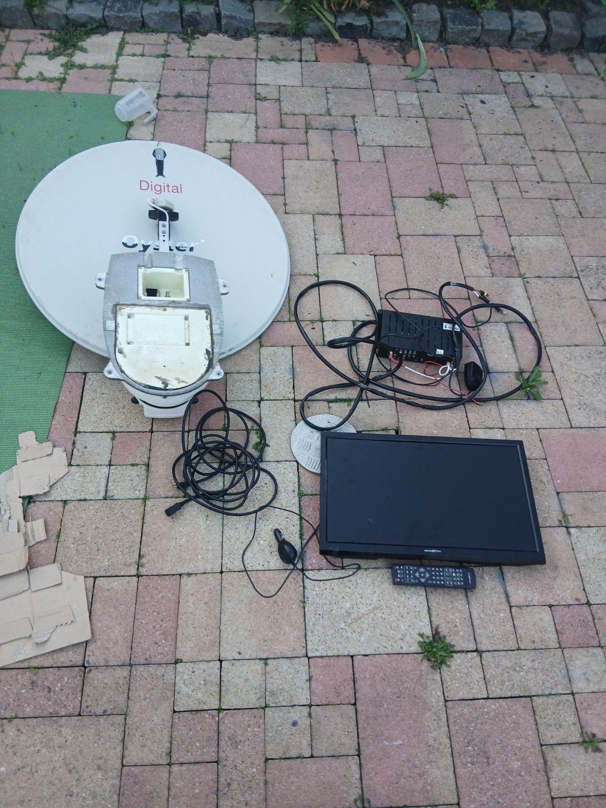 Volautomatische satelliet schotel met TV, Ophalen, Gebruikt