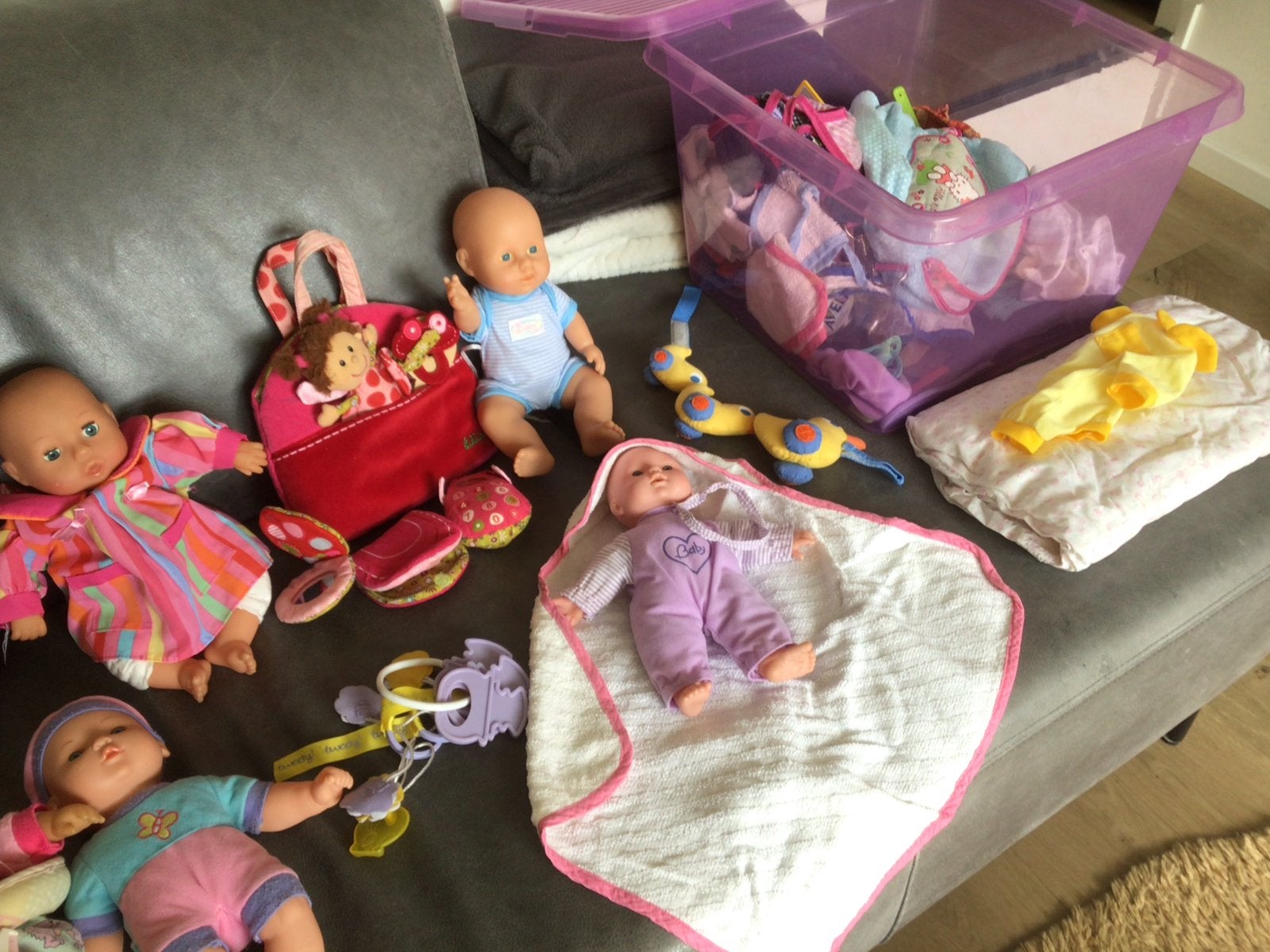 Grote set poppen met luiertas, draagzak en accessoires, Kinderen en Baby's, Speelgoed | Poppen, Ophalen, Gebruikt, Babypop