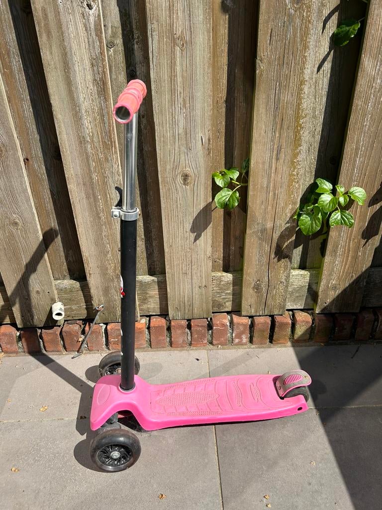 Roze step met lichtjes in wielen, Ophalen, Zo goed als nieuw, Gewone step