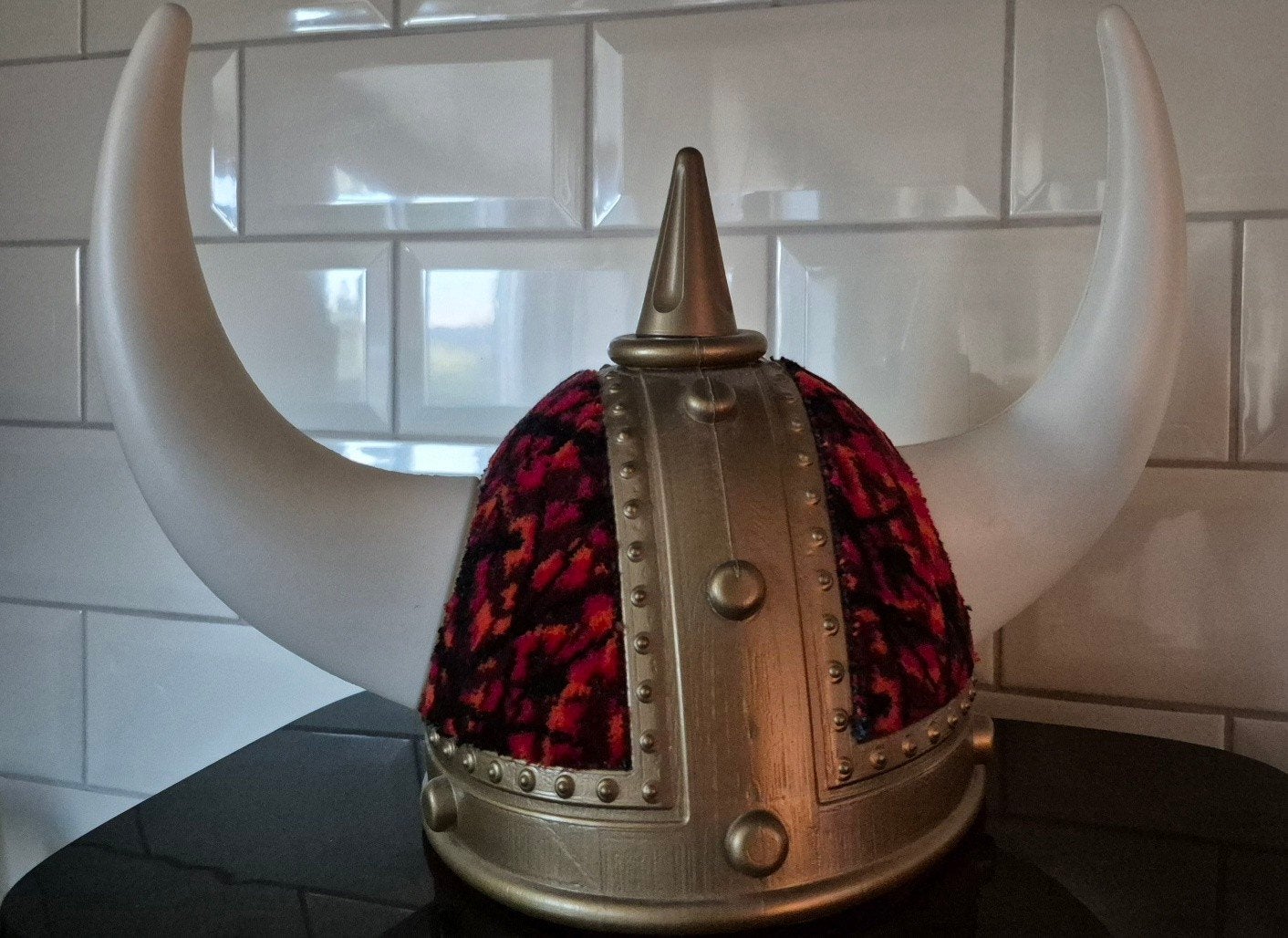 Vikinghelm met rode pluche - Leuke decoratie, Ophalen of Verzenden, Gebruikt, Overige merken, Interieur en Bekleding