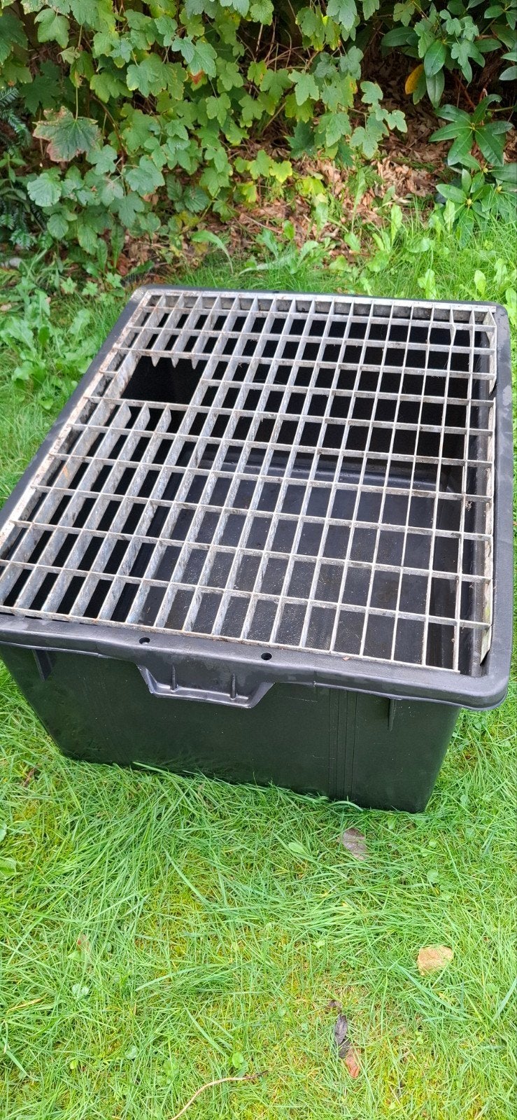 vijverbak met zwaar rooster, Ophalen, Gebruikt