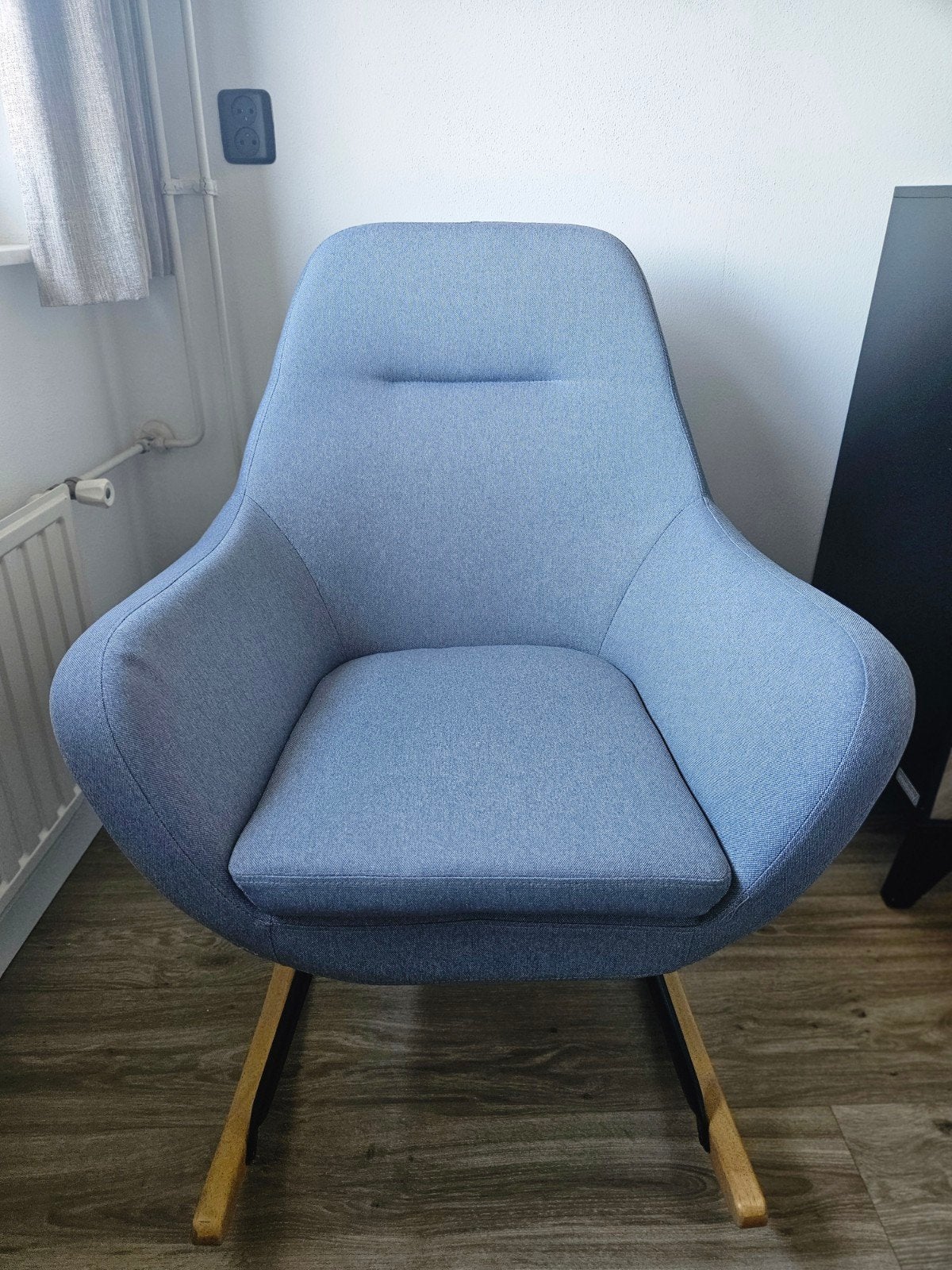 Schommelstoel - Blauw stof met houten poten, Huis en Inrichting, Ophalen, Hout, Blauw, Modern comfort