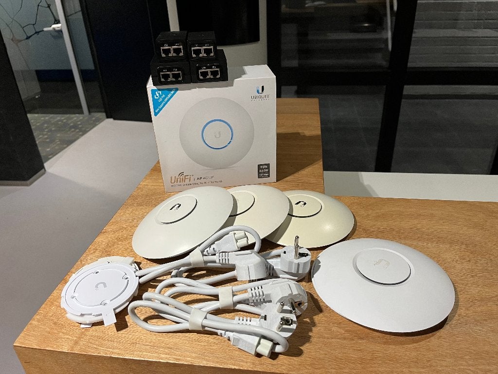 Unifi AC Lite AP incl POE adapter en mounting (x4), Computers en Software, Accesspoints, Ophalen of Verzenden, Gebruikt, Ubiquiti UniFi