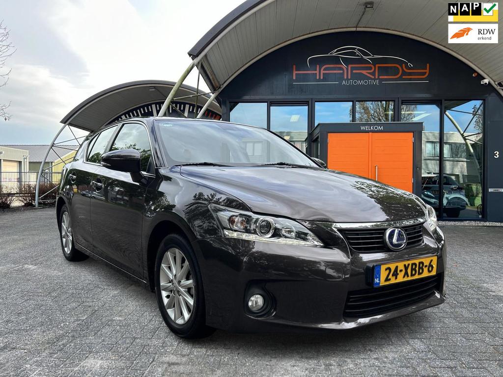 Lexus CT 200h Business Line 100% Dealer Onderhouden NL-Auto, Auto's, Lexus, Euro 5, Zwart, 4 cilinders, Bruin