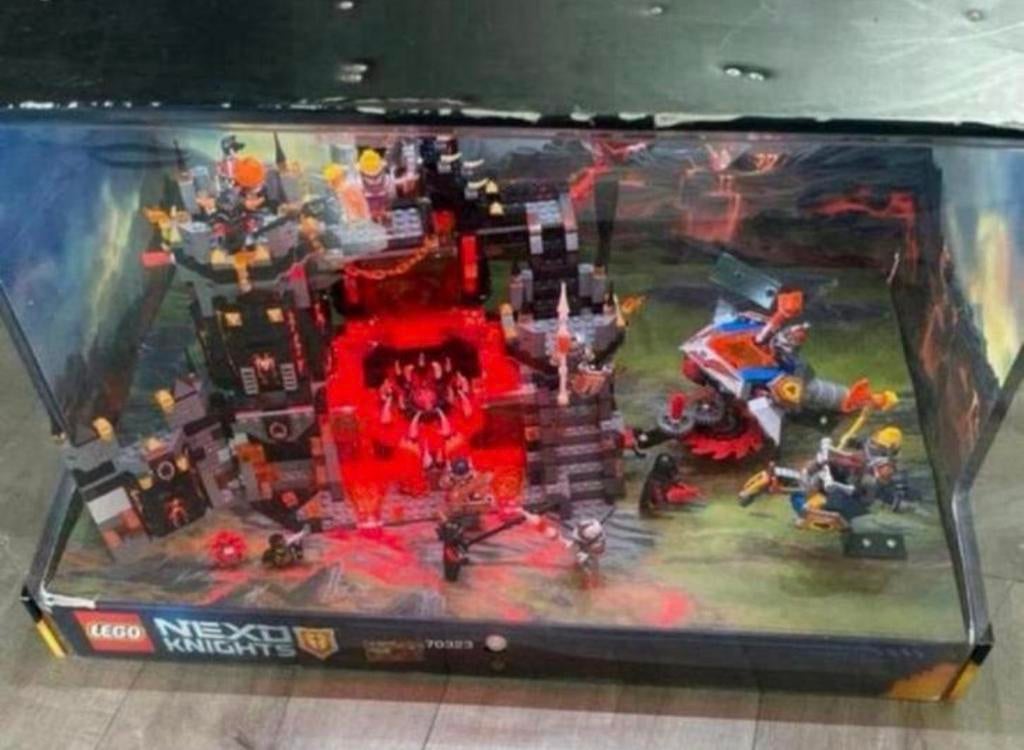 LEGO Nexo Knights Jestro's vulkaanbasis 70323 display, Ophalen, Zo goed als nieuw, Complete set, Lego