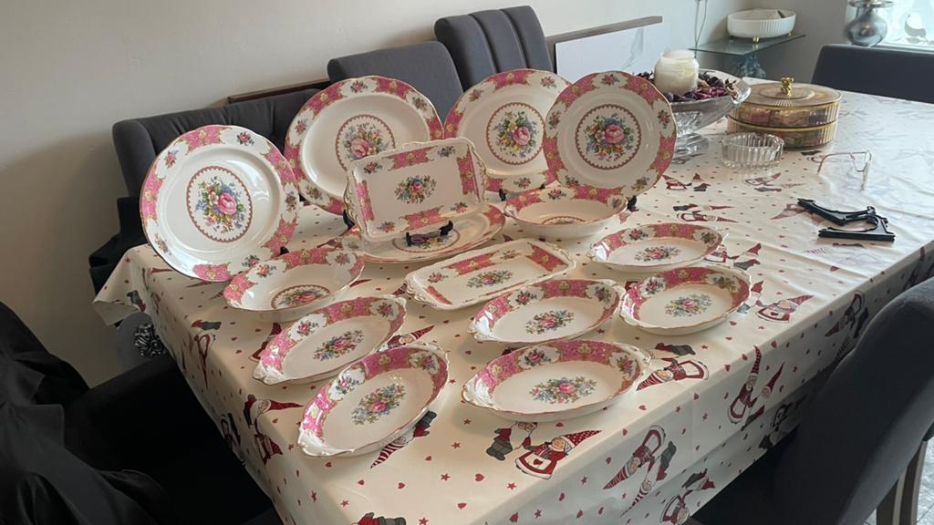 Royal albert lady carlyle, Huis en Inrichting, Keuken | Servies, Ophalen of Verzenden, Overige stijlen, Porselein, Schaal of Schalen