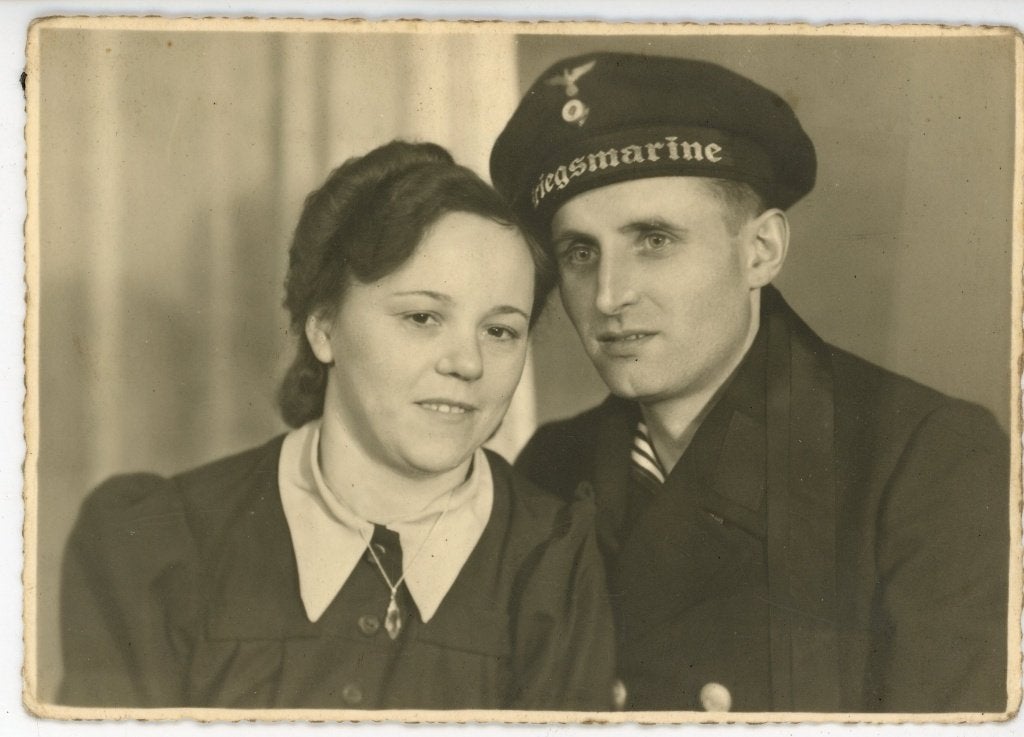 R68; Oude foto Duitse marinier en vrouw - Kriegsmarine, Ophalen of Verzenden, Marine, Duitsland, Foto of Poster