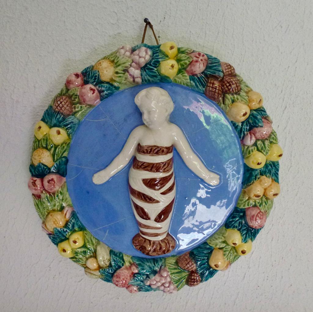 Wandbord met kindje Jezus van Italiaans majolica-aardewerk., Verzenden