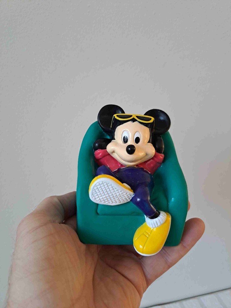 Vintage rubber spaarpot Disney Micky Mouse op de bank, Verzamelen, Disney, Ophalen of Verzenden, Mickey Mouse, Gebruikt, Beeldje of Figuurtje