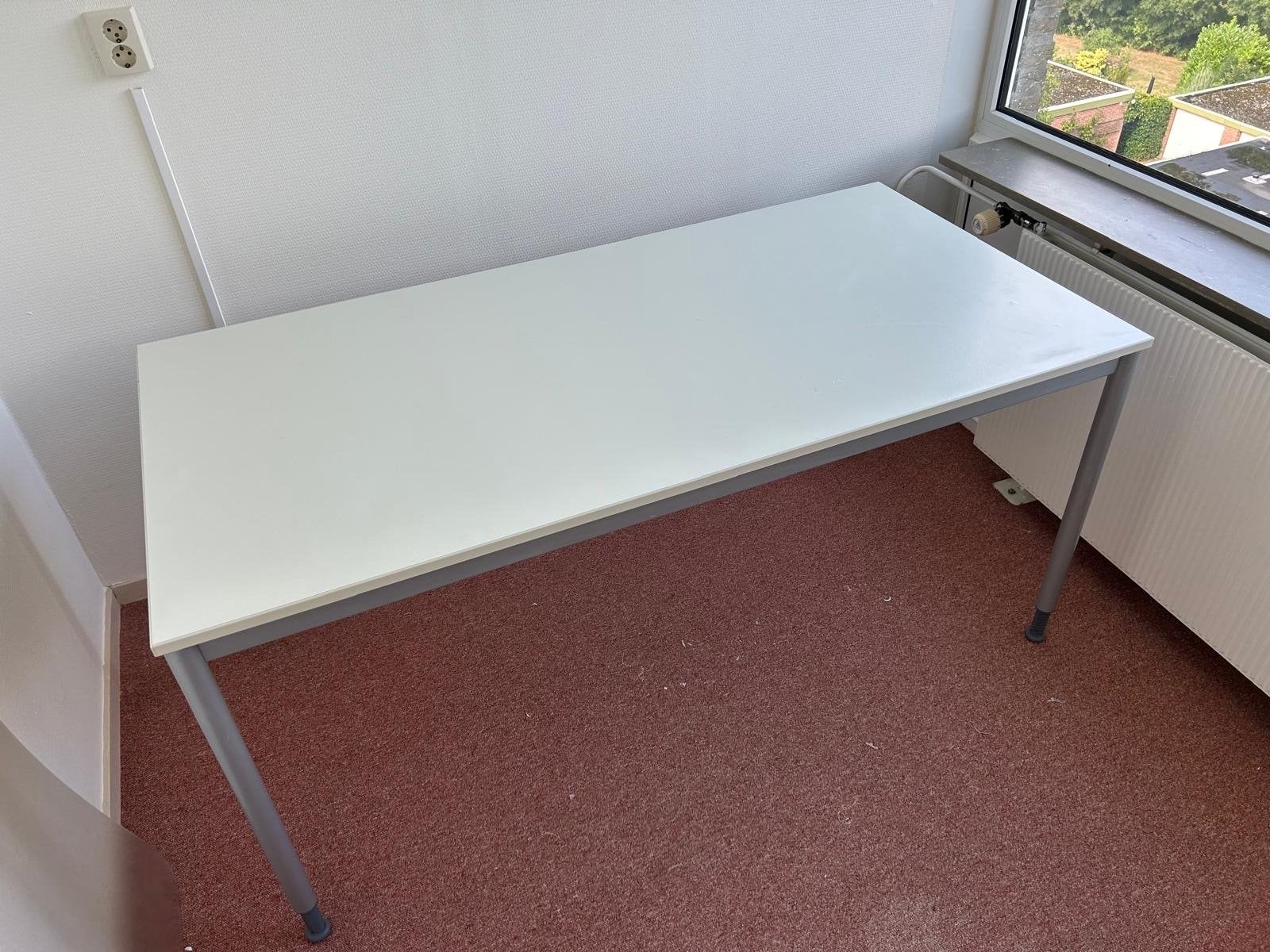 Eetkamer/bureautafel - Wit blad, metalen poten, Ophalen, Gebruikt, 50 tot 100 cm, Vier personen