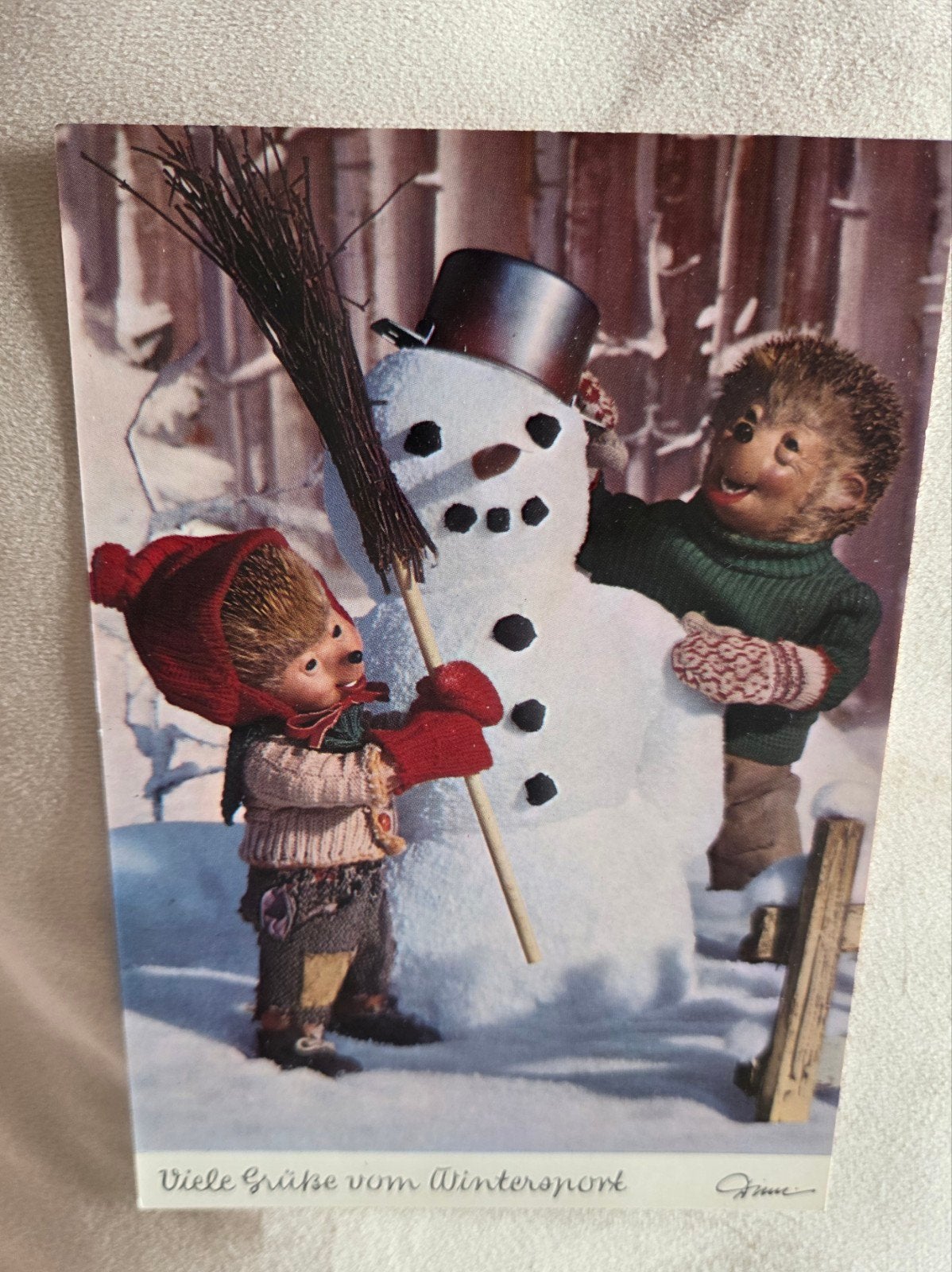Egel Familie bouwt een Sneeuwpop in de Winter, Verzamelen, Ansichtkaarten | Themakaarten, Ongelopen, 1960 tot 1980, Kinderen, Ophalen of Verzenden