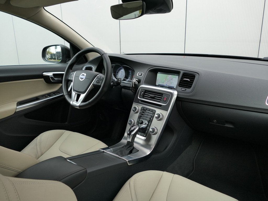 Volvo V60 T2 AUT Momentum Trekhaak / Xenon / Navi / Cruise c, Auto's, 4 cilinders, Onderhoudsboekje, 84 €/maand, 750 kg