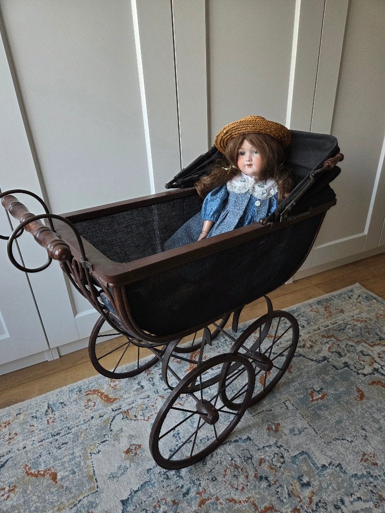 Antieke poppenwagen met porseleinen pop, Ophalen