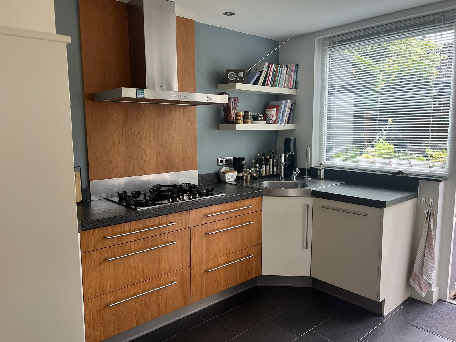 Volledige keuken met inbouwapparatuur, Huis en Inrichting, Keuken | Complete keukens, Gebruikt, Hoekkeuken, Graniet of Steen, Ophalen of Verzenden