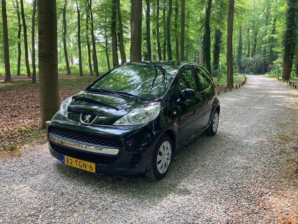 Peugeot 107 (2012) Zwart | 5-deurs | 5 zitplaatsen | Airco, Voorwielaandrijving, Elektrische ramen, 4 stoelen, Origineel Nederlands