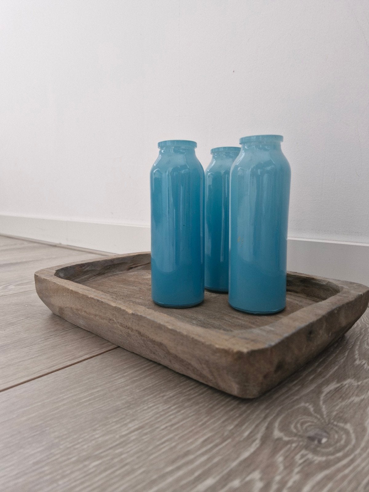 Decoratie,  houten bakje met turquoise vaasjes., Ophalen of Verzenden