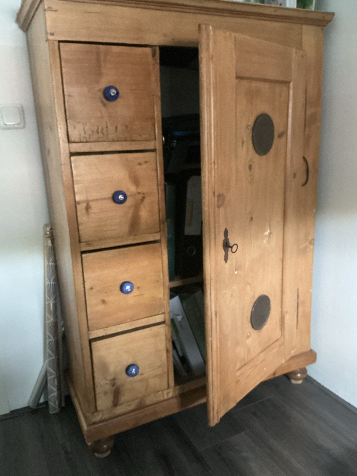 Antieke houten spekkast met lades en deur, Ophalen
