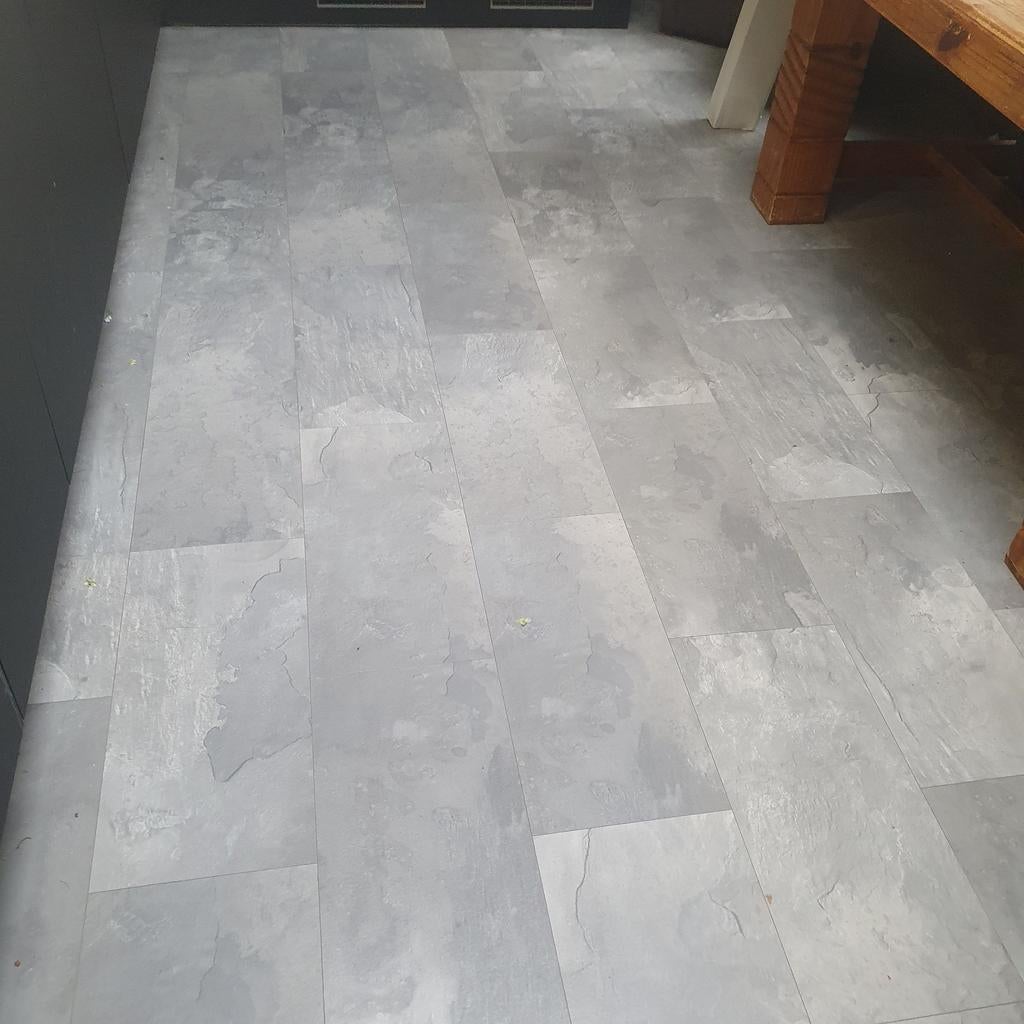 Nieuw in verpakking betonlook laminaat, Huis en Inrichting, Stoffering | Vloerbedekking, Ophalen, Nieuw, Minder dan 10 m², Laminaat