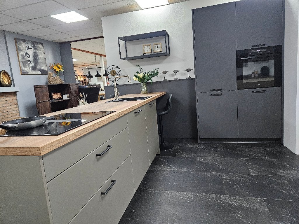 Showroomkeuken metallic zandgrijs met Quooker, Huis en Inrichting, 75 cm of meer, Nieuw, 200 cm of meer, Werkstraße 3 32289 Rödinghausen Duitsland