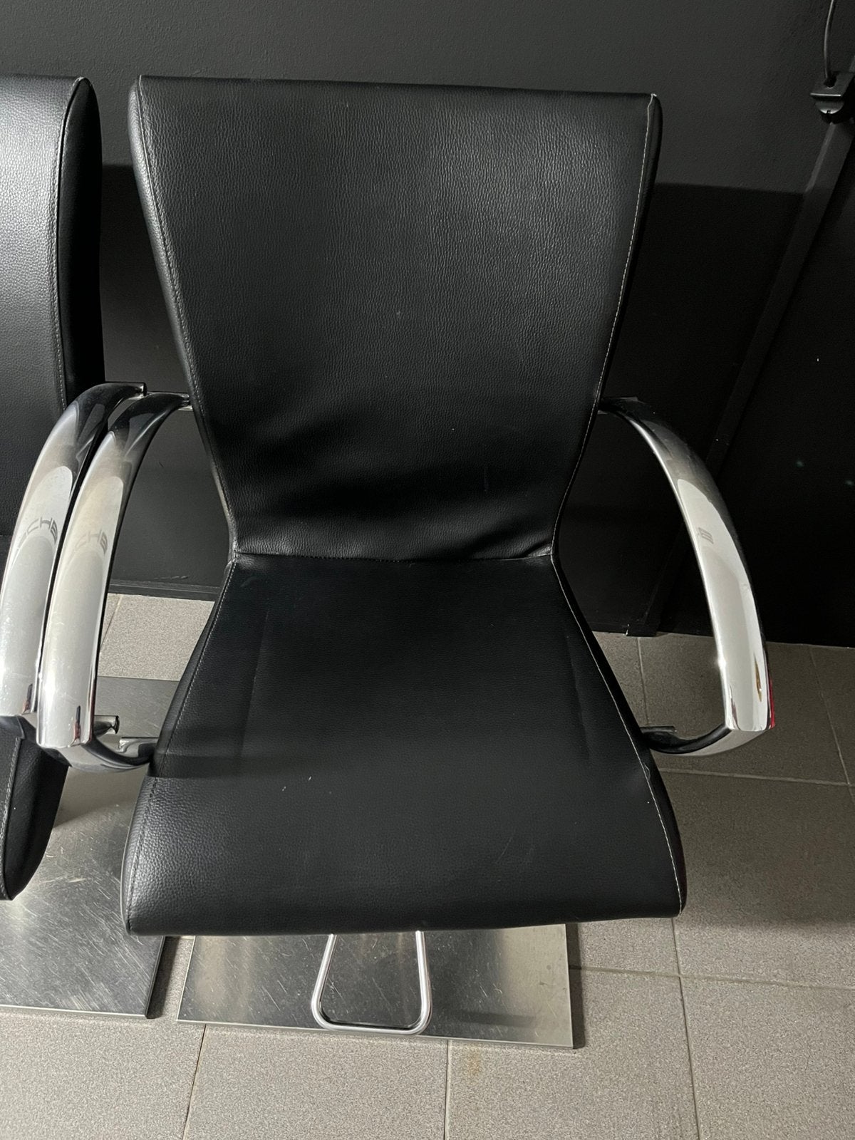 Twee goed werkende kappers stoelen., 33 - 40 uur, Overige vormen