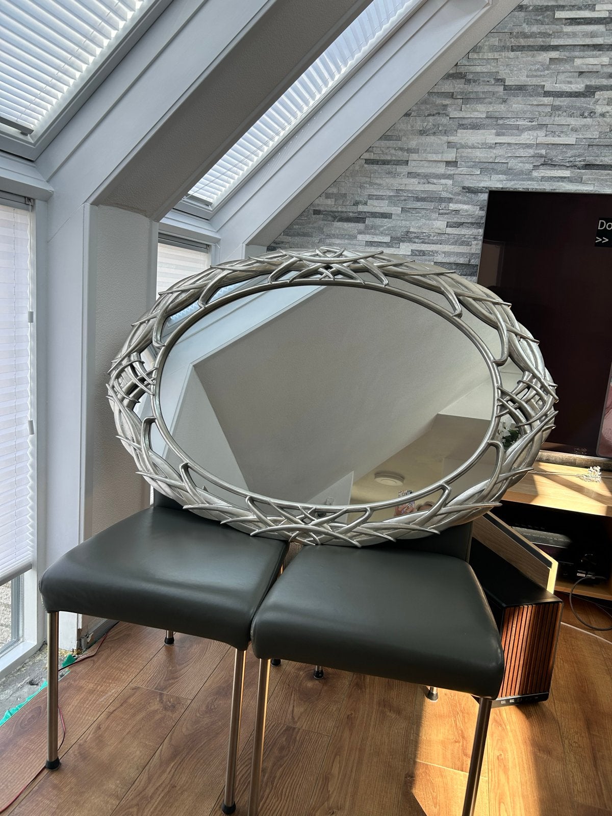 Ovale spiegel met sierlijke zilverkleurige lijst, Antiek en Kunst, Ophalen, Ovaal, 100 tot 150 cm, Minder dan 100 cm