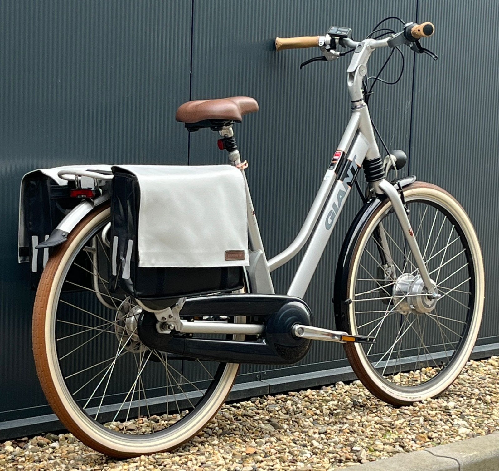 Giant E-bike met 2 accu's en oplader, Ophalen, Gebruikt, 30 tot 50 km per accu, Giant