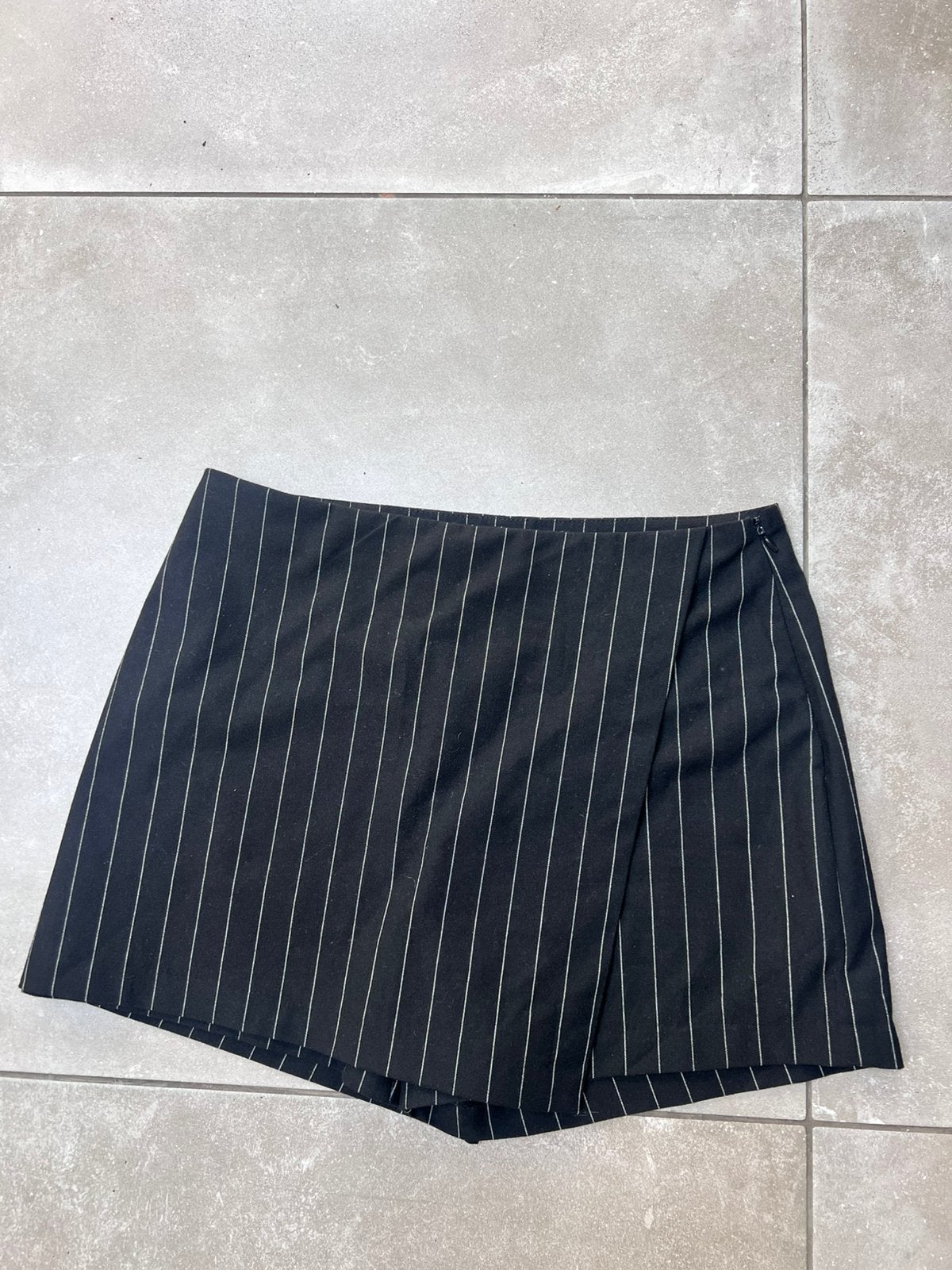 FB SISTER ZWART MET WITTE STREPEN SHORT ROK SKORT MAAT L, Kleding | Dames, Zwart, Maat 42/44 (L), Ophalen of Verzenden, Zo goed als nieuw