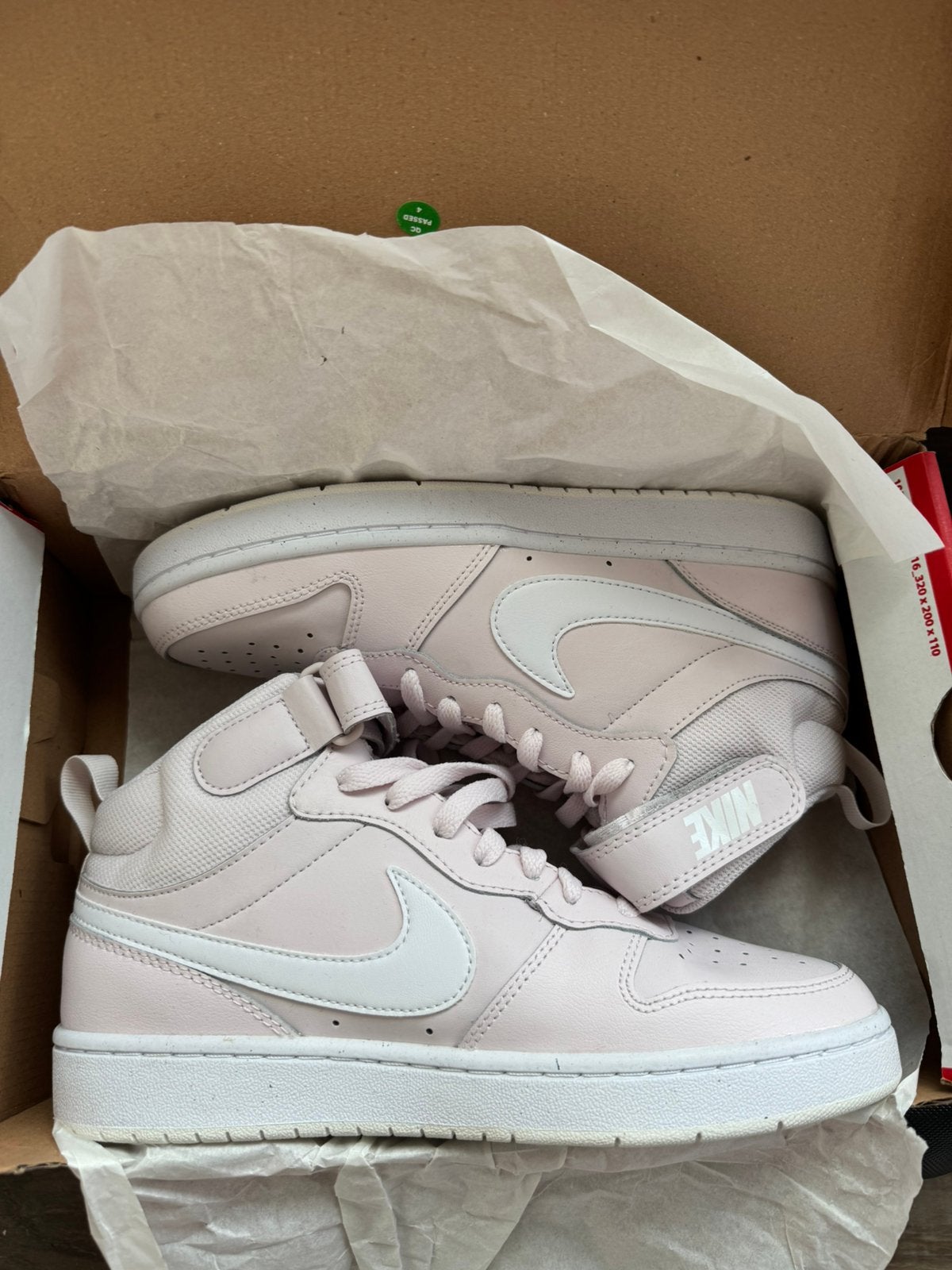 Nike borough mid 2, Kleding | Dames, Schoenen, Nieuw, Ophalen of Verzenden, Sneakers of Gympen, Roze