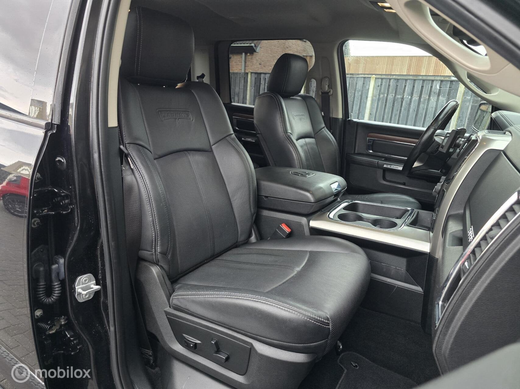 DODGE RAM 5.7 V8 CREW CAB LUCHT LEER LED CARPLAY 200L LPG, Automaat, Automatische klimaatregeling, Gebruikt, 5654 cc