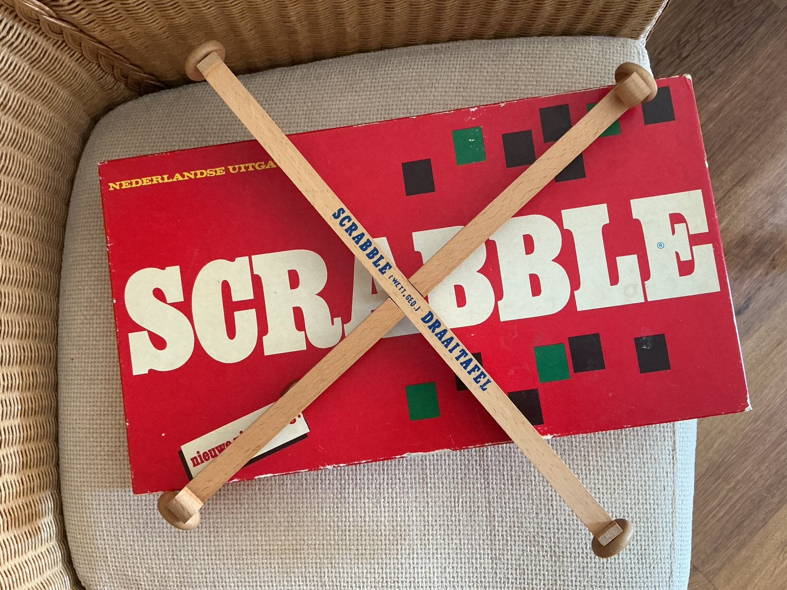 Scrabble + draaitafel + houten letters + houten plankjes, Ophalen of Verzenden, Zo goed als nieuw