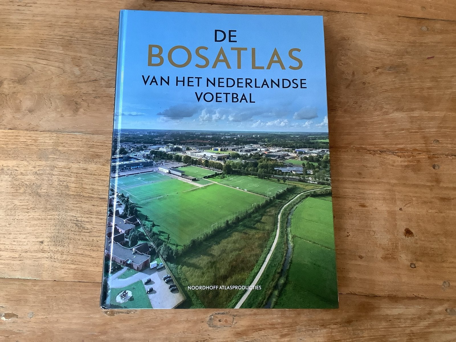 De Bosatlas van het Nederlandse Voetbal uit 2017, Ophalen of Verzenden, Zo goed als nieuw, Balsport