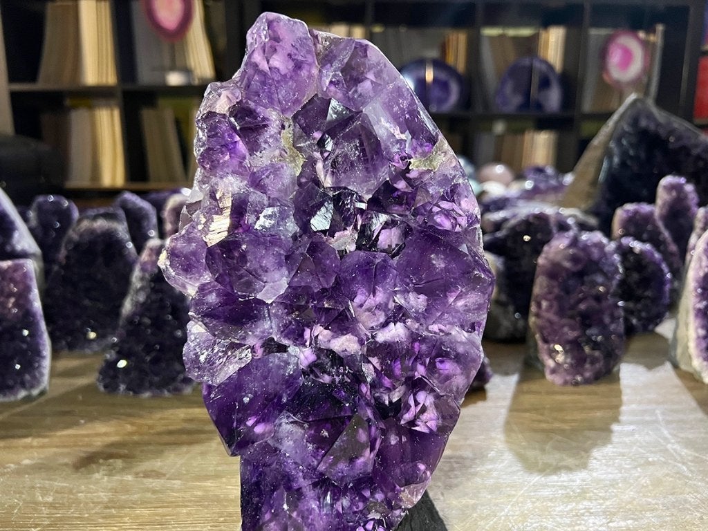 Amethist cluster op betonnen voet (66)diep paars van kleur!, Ophalen of Verzenden, Mineraal