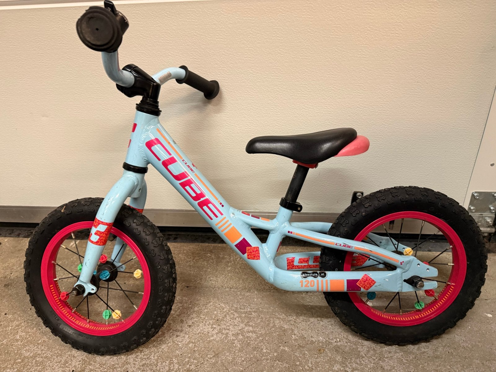 Mooie Cube Loopfiets - Lichtblauw met Roze Velgen, Ophalen, Gebruikt, Loopfiets