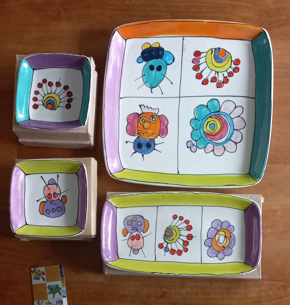 Nieuw bont gekleurd servies 9-delig, Ophalen of Verzenden, Nieuw, Overige stijlen, Bord(en)