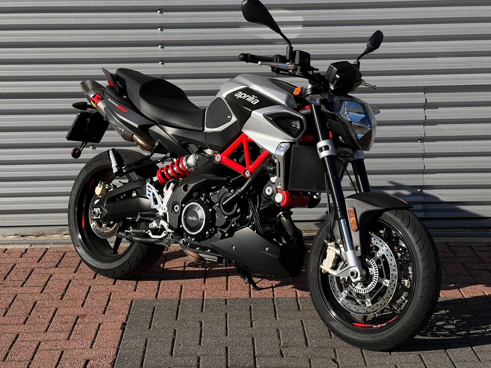 Aprilia Shiver Dorsoduro 900 AKRA|QUICKSHIFTER|95PK|RIJMODI, Motoren, 896 cc, Meer dan 35 kW, Toermotor, Handgeschakeld
