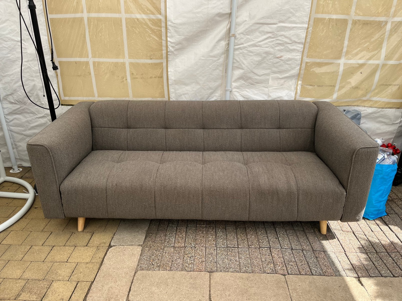 Comfortabele 3-zitsbank in neutrale kleur, Huis en Inrichting, Banken | Bankstellen, Ophalen, Driepersoons, 75 tot 100 cm, Zo goed als nieuw