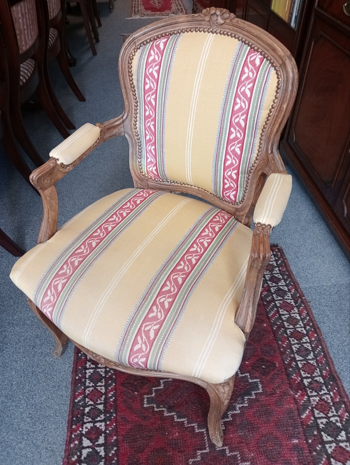 Antieke fauteuil met wapenschild bekleding in Nieuwstaat