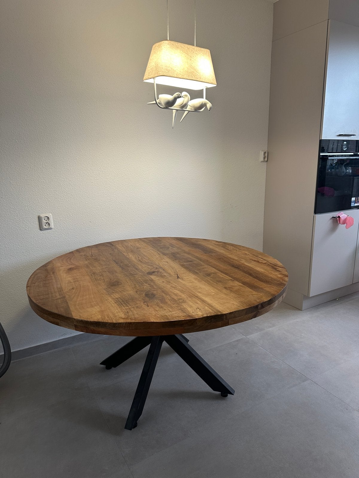 Massief Mango Houten Eettafel met Zwart Metalen Onderstel, Ophalen, 100 tot 150 cm, Rond, Zo goed als nieuw