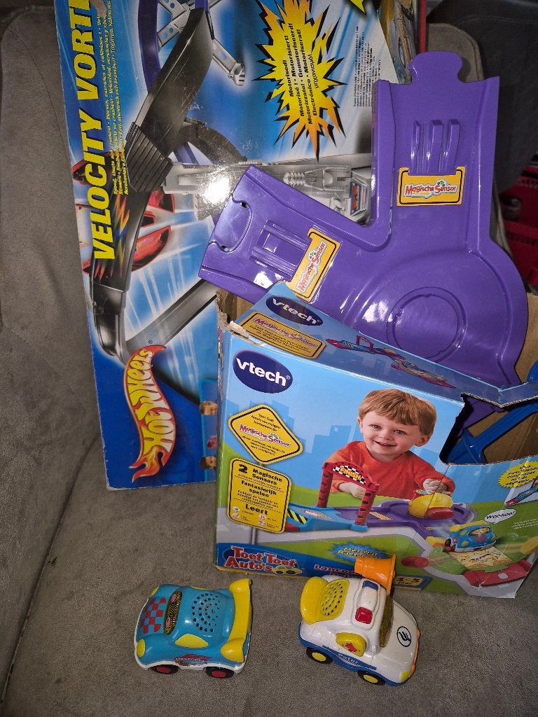 Gratis speelgoed o.a.Vtech baan met auto, Ophalen, Zo goed als nieuw