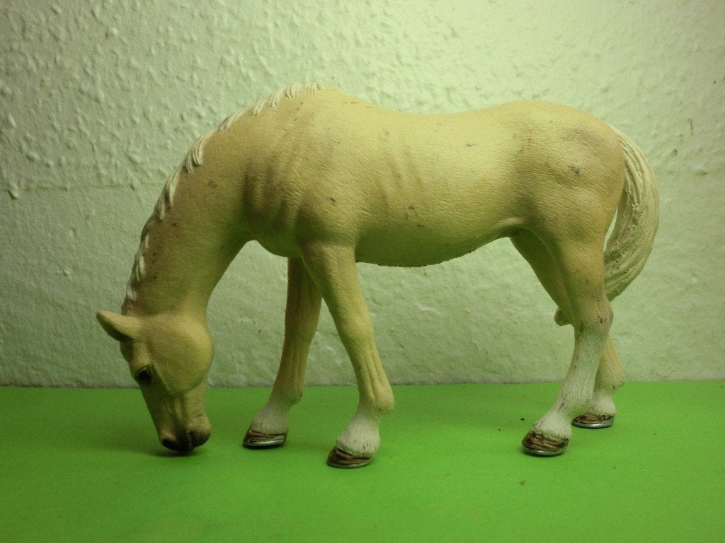 Schleich 13701 Akhal tekkiner merrie, dierfiguur, Verzenden, Zo goed als nieuw, Paard, Beeldje of Figuurtje