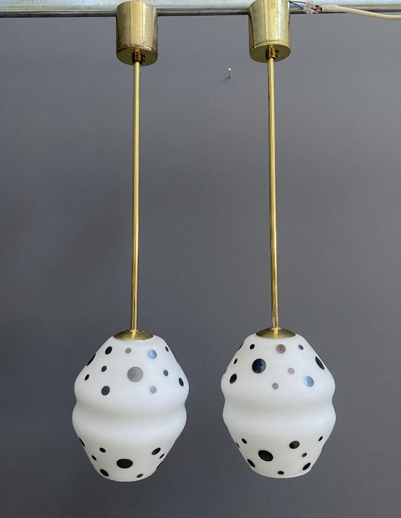 50 jaren 2x Tsjechisch hang lamp melkwit met zwarte stip, Huis en Inrichting, Lampen | Hanglampen, Gebruikt, 50 tot 75 cm, Vintage