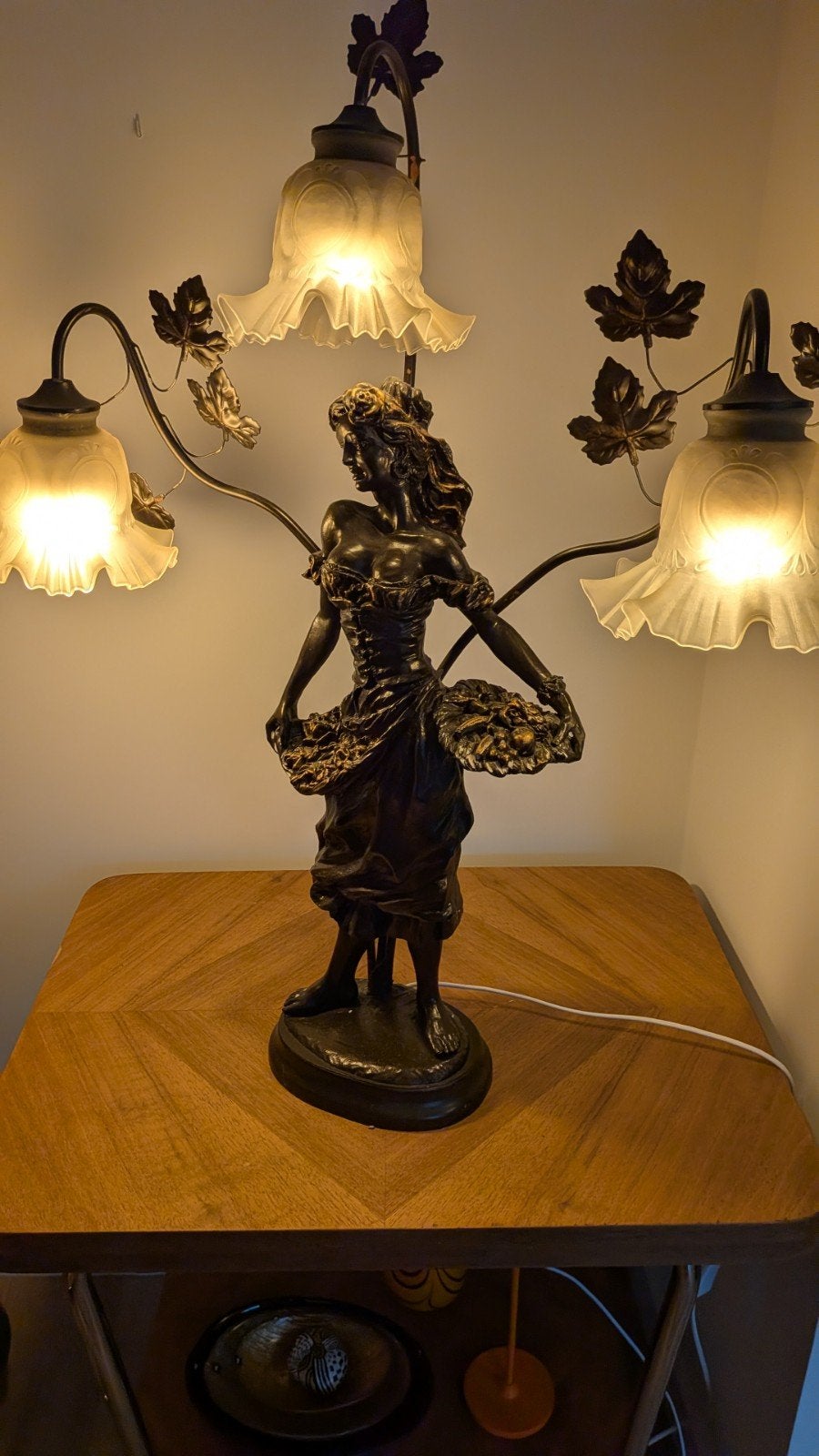 Antieke tafellamp met brons look beeld en 3 lichtpunten, Ophalen