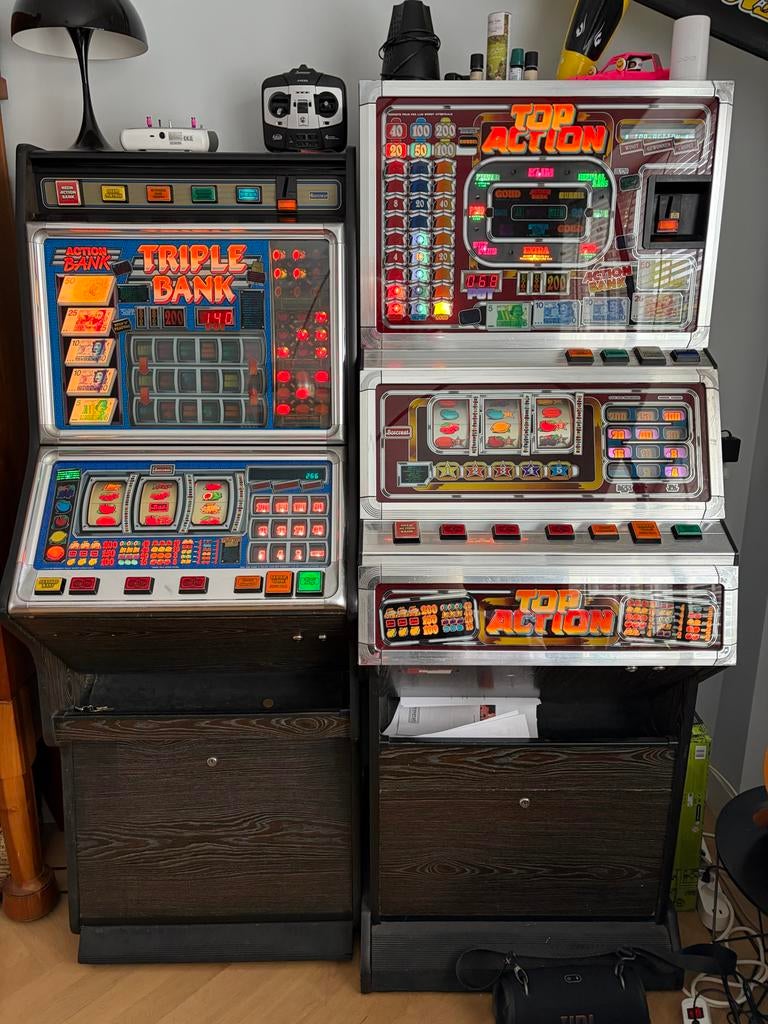 Gokkast set: Triple Bank & Top Action (2 stuks), Overige munten, Ophalen, Gebruikt, Met sleutels