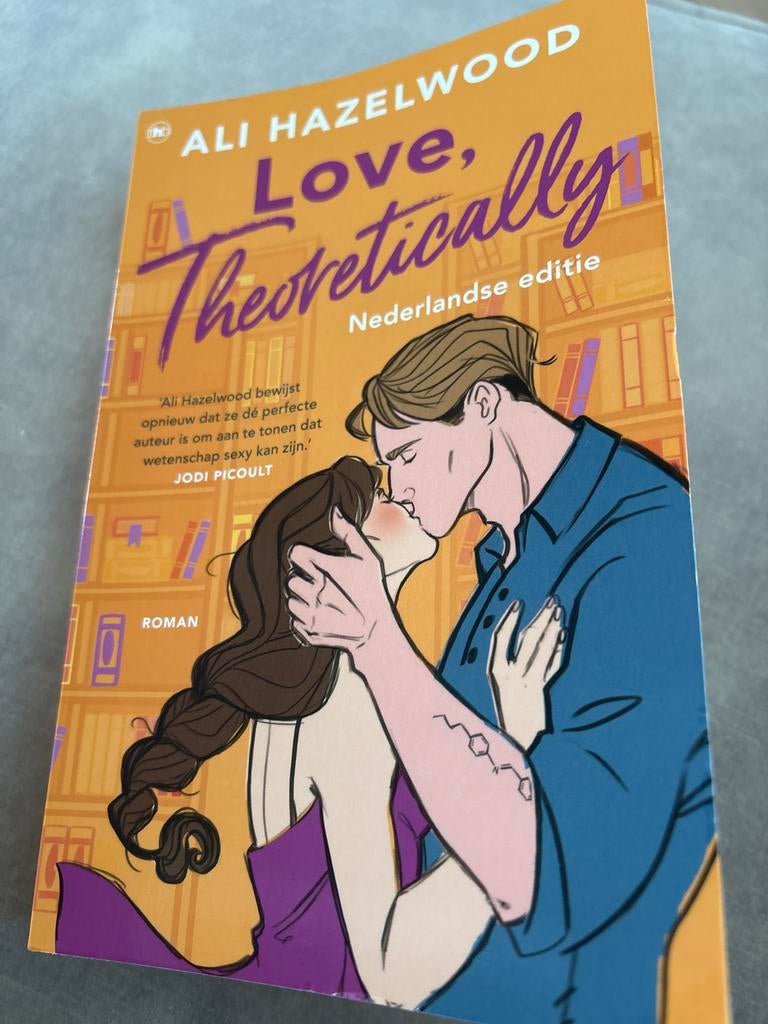 Love, Theoretically - Ali Hazelwood (Nederlandse editie), Ophalen of Verzenden, Zo goed als nieuw, Nederland