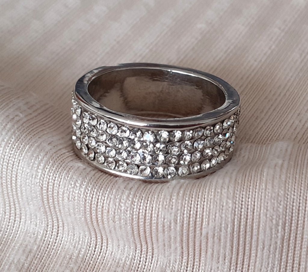 Damesring eternity breed met 4 rijen strass, Sieraden, Tassen en Uiterlijk, Ringen, IJzer of Staal, 19 tot 20, Nieuw, Ophalen of Verzenden
