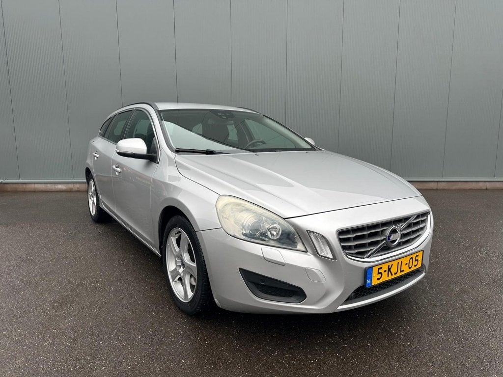 Volvo V60 1.6 T4 Summum DEALER ONDERHOUDEN ! prijs ex bpm !, Auto's, 4 cilinders, Nieuw, 1600 kg, Parkeersensor